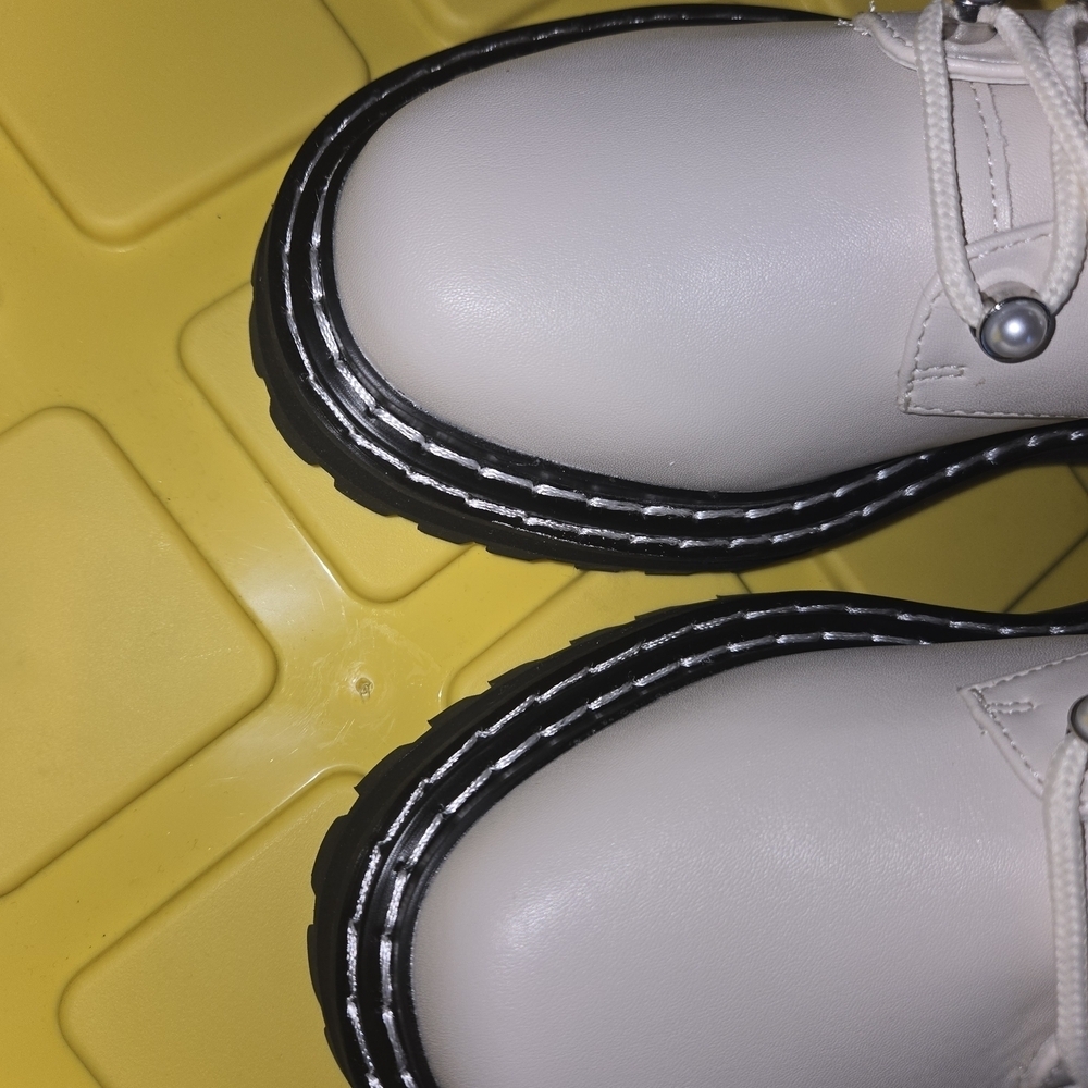 Elegant Cream Women's Loafers with Silver Accents - Picture 4 of 9